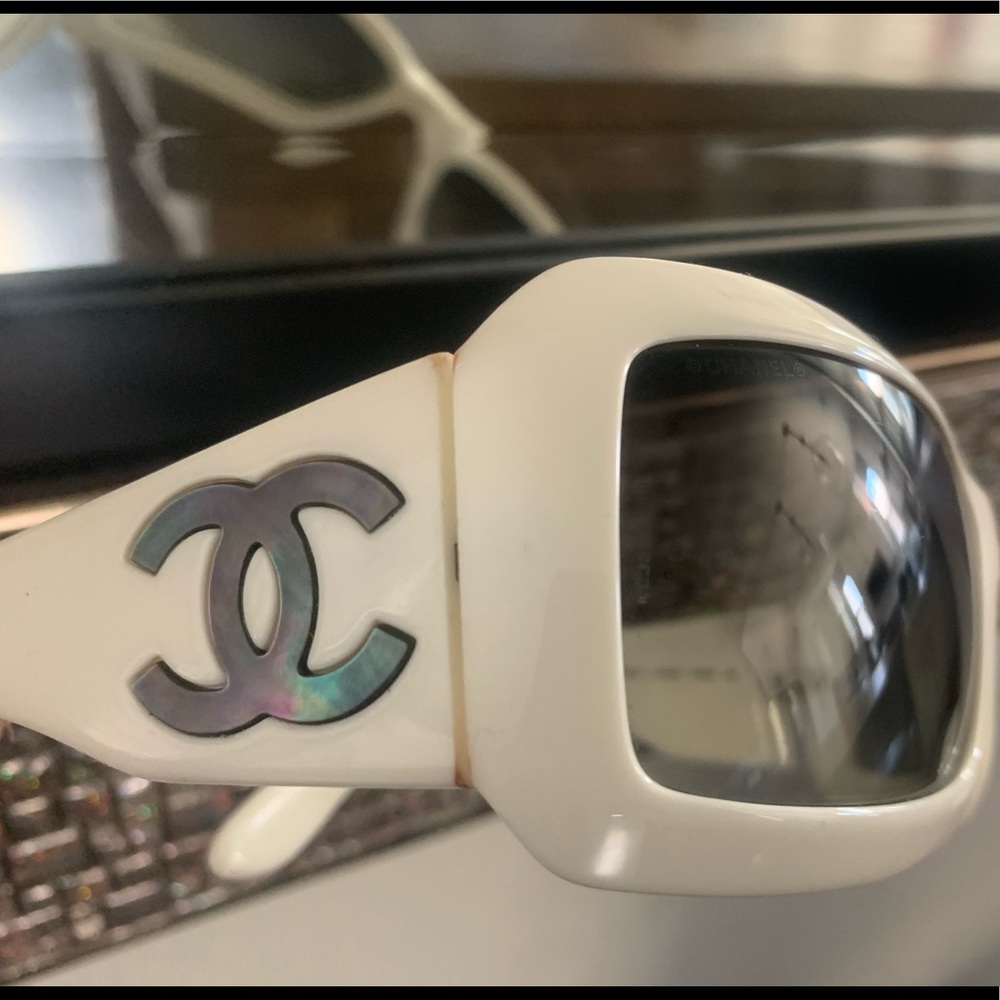 Chanel designer white rare 5076 Mother of pearl